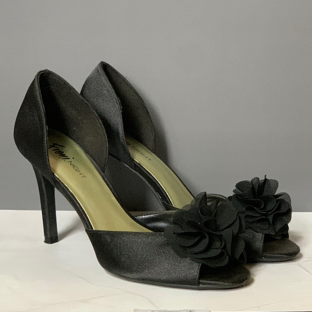 Elegant Black Heels with Floral Detail